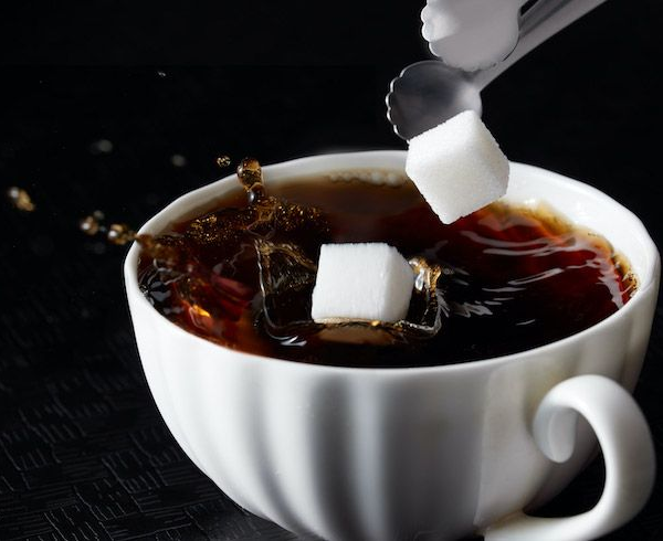 Thêm đường vào cà phê có thể làm bạn tăng cân